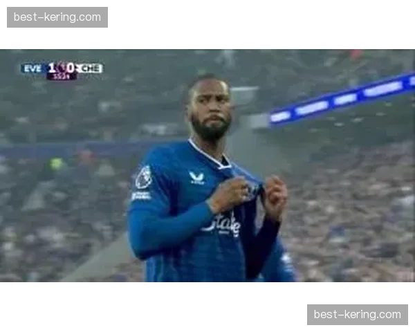 切尔西门将桑切斯出击失误 埃弗顿针对性传中制造禁区混乱